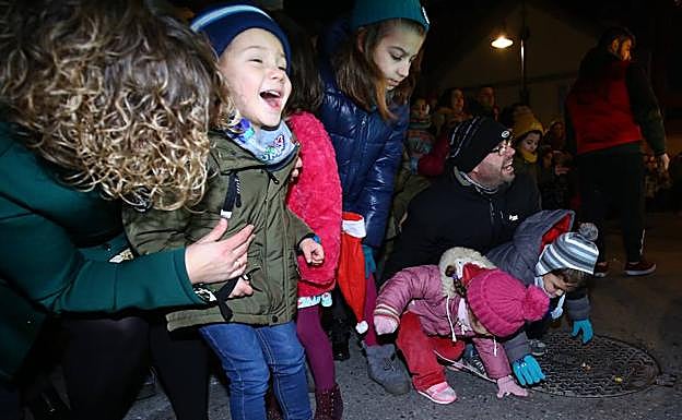 Los niños recogen caramelos en Ponferrada. 