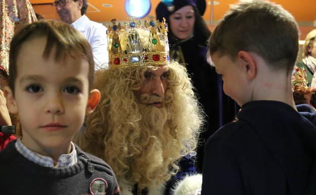 Galería. Visita de los Reyes Magos al Hospital.