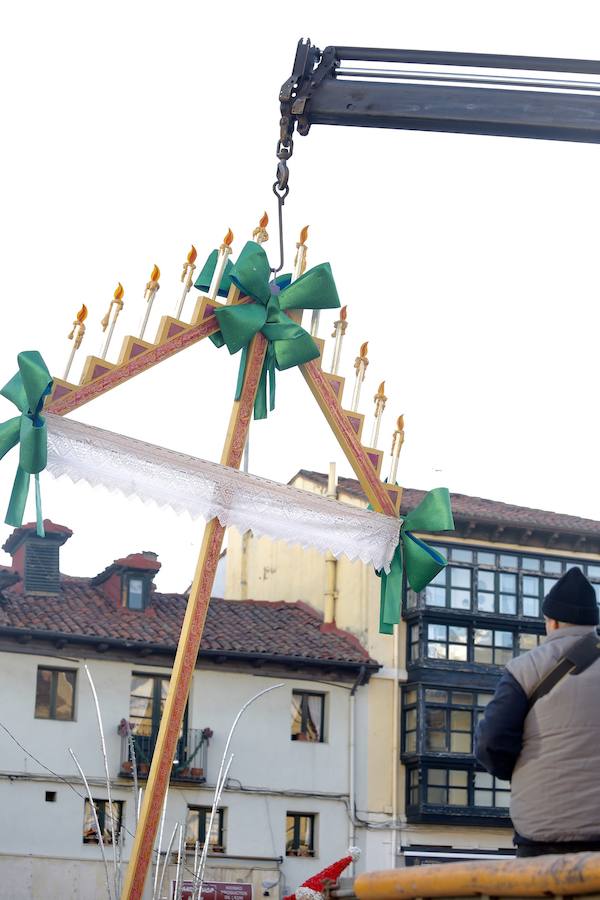 Los operarios municipales se apuran en las últimas horas para quitar la iluminación navideña de las calles de León