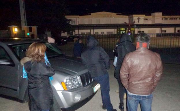 Vecinos del Barco de Valdeorras, a la espera de reunirse con el obispo de Astorga. 