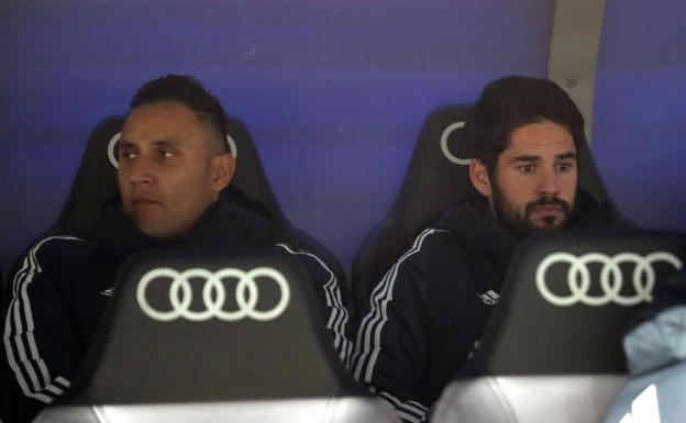 Isco, en el banquillo junto a Keylor Navas durante el partido ante la Real. 