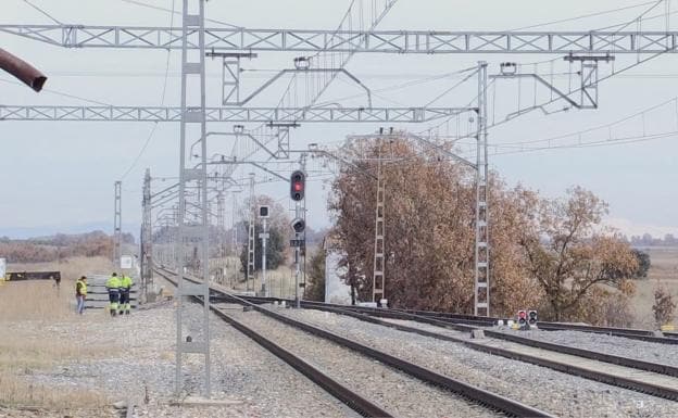 Imagen de las vías del tren a su paso por la localidad de Villadangos del Páramo.