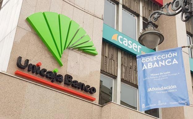 Nuevos logos de Unicaja Banco en León.