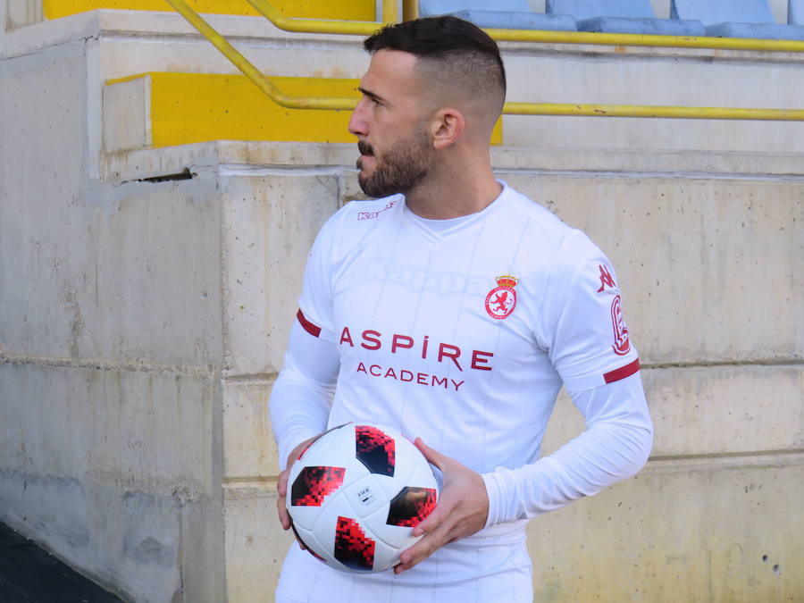 Fotos: Presentación de Dioni Villalba en el Reino de León