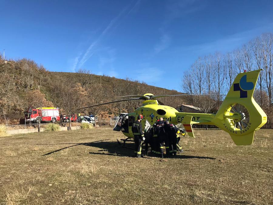 El conductor, de unos 75 y 80 años de edad, tuvo que ser excarcelado por los Bomberos de León y fue trasladado en helicóptero medicalizado al Complejo Asistencial de León