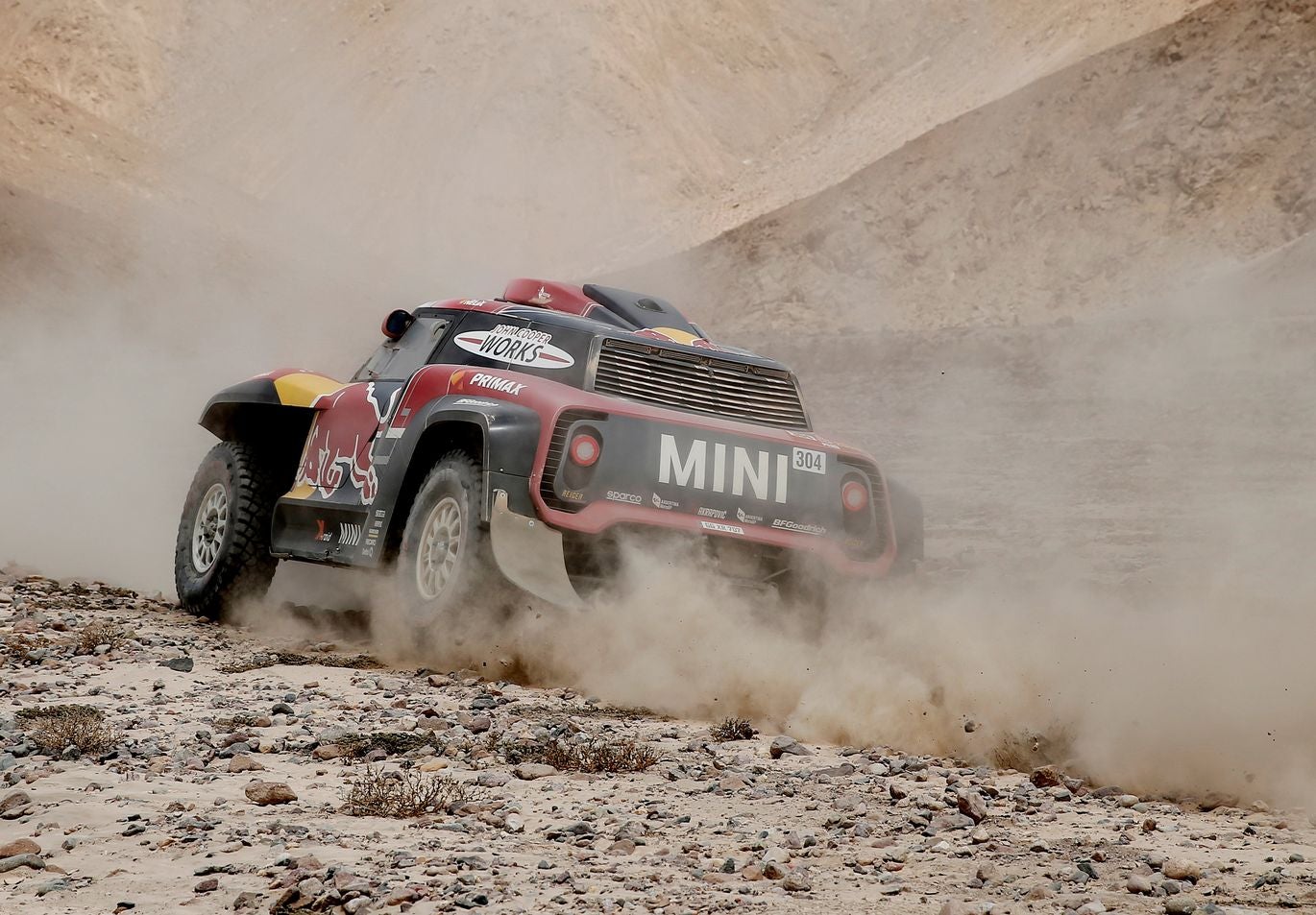 El piloto y aventurero leonés se mantiene en el puesto 22º de la general y sorprende con el rendimiento del Toyota en esta edición