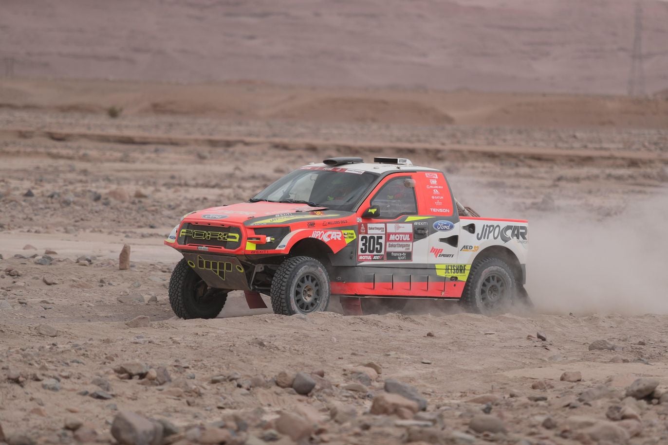 El piloto y aventurero leonés se mantiene en el puesto 22º de la general y sorprende con el rendimiento del Toyota en esta edición