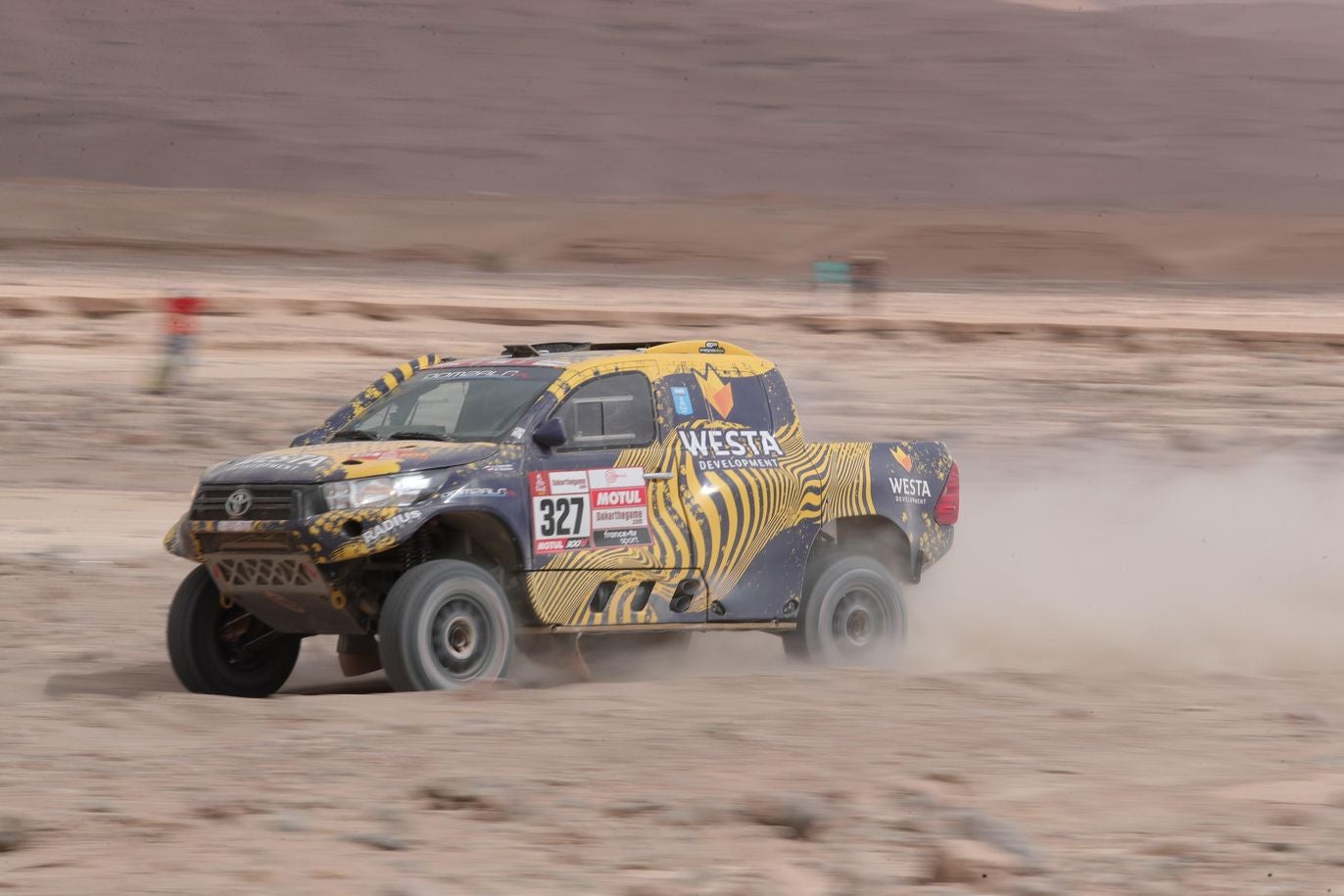 El piloto y aventurero leonés se mantiene en el puesto 22º de la general y sorprende con el rendimiento del Toyota en esta edición