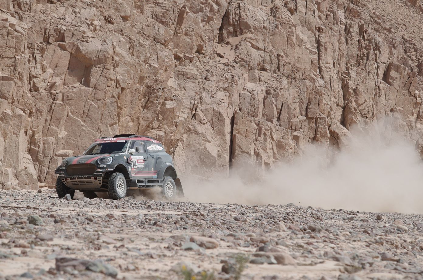 El piloto y aventurero leonés se mantiene en el puesto 22º de la general y sorprende con el rendimiento del Toyota en esta edición