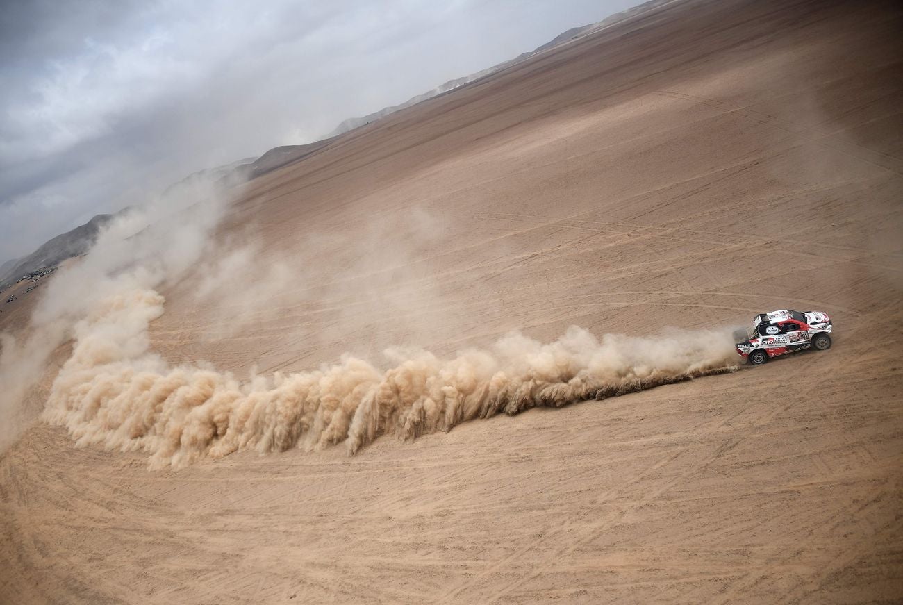 El piloto y aventurero leonés se mantiene en el puesto 22º de la general y sorprende con el rendimiento del Toyota en esta edición