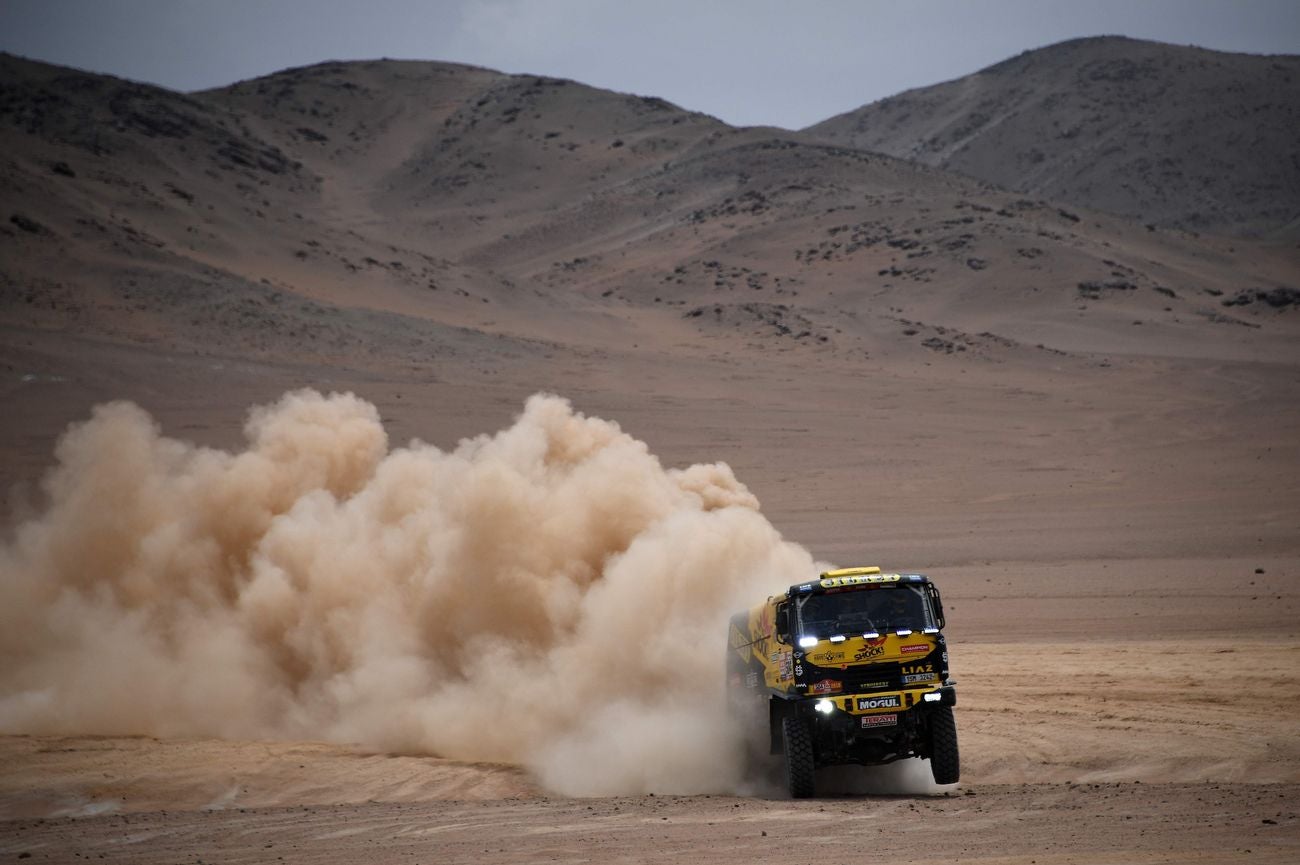 El piloto y aventurero leonés se mantiene en el puesto 22º de la general y sorprende con el rendimiento del Toyota en esta edición