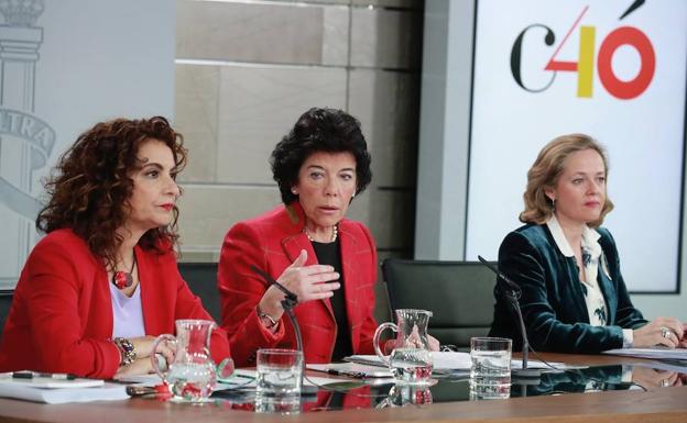 La ministra portavoz, Isabel Celá, acompañada por las titulares de Hacienda, María Jesús Montero (izda.), y la de Economía, Nadia Calviño (decha.).