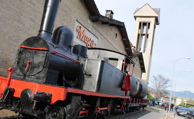 Locomotora de la bodega Muga en la rotonda del Barrio de la Estación de Haro (La Rioja).