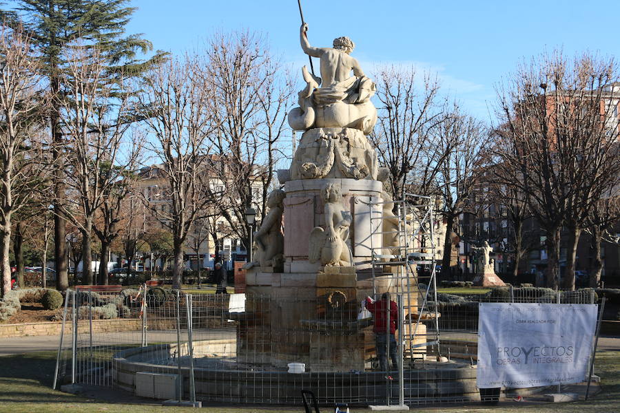 Fotos: Trabajos de limpieza en la fuente de Neptuno