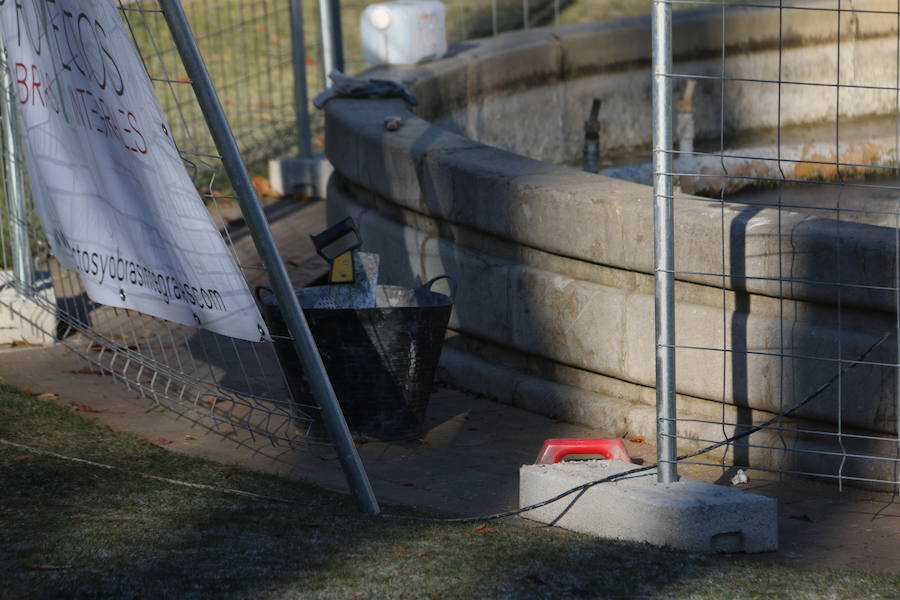 Fotos: Trabajos de limpieza en la fuente de Neptuno