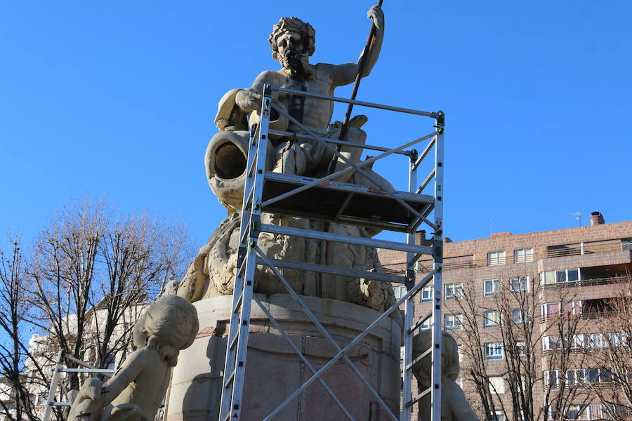 Fotos: Trabajos de limpieza en la fuente de Neptuno