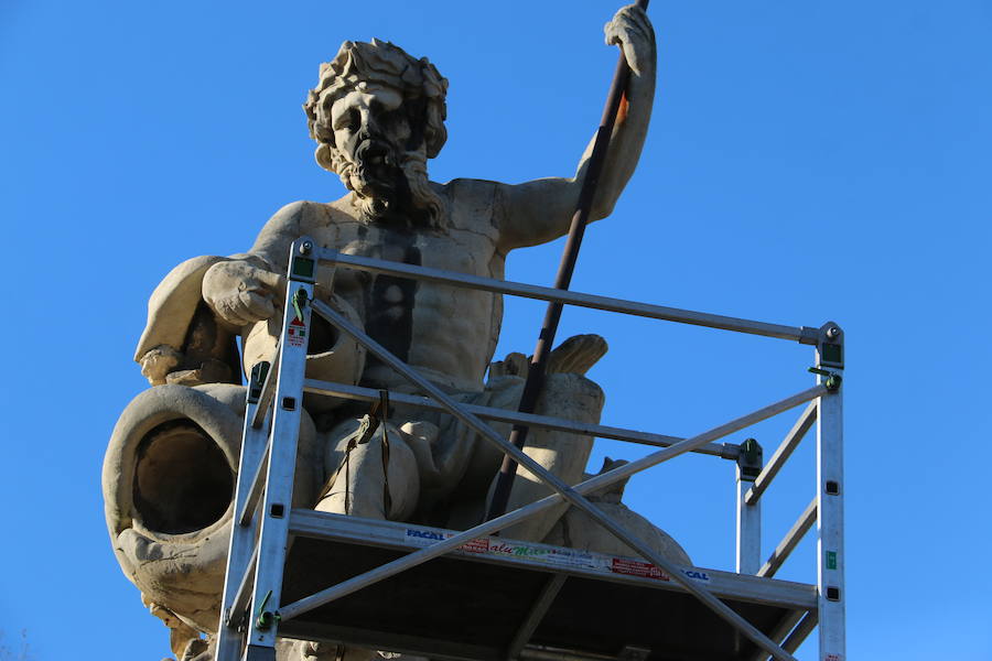 Fotos: Trabajos de limpieza en la fuente de Neptuno