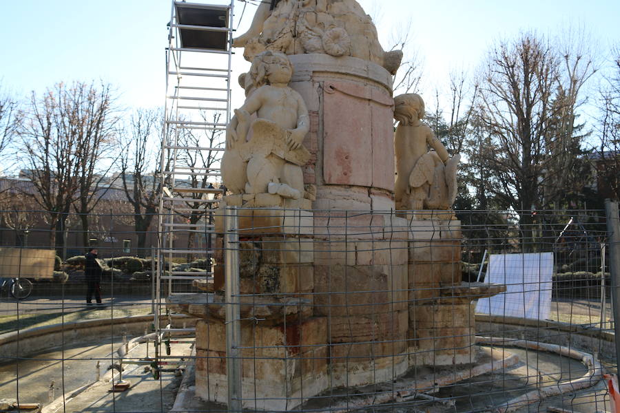 Fotos: Trabajos de limpieza en la fuente de Neptuno