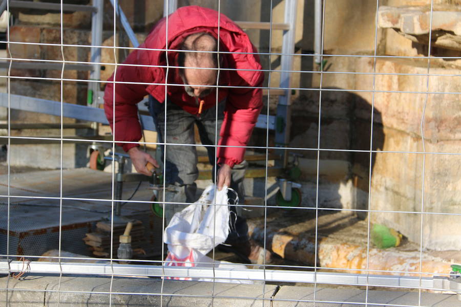 Fotos: Trabajos de limpieza en la fuente de Neptuno