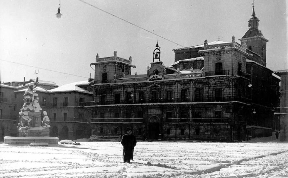La fuente de Neptuno en la Plaza Mayor de León.