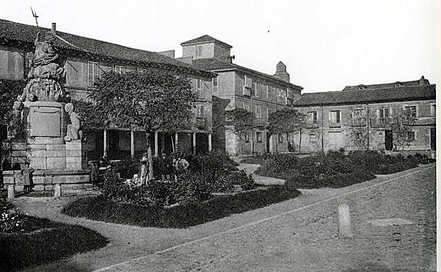 Imagen principal - Arriba, y abajo a la derecha, en su ubicación ante la Catedral; abajo a la izquierda, en San Francisco.
