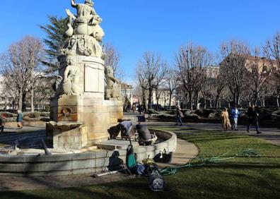 Imagen secundaria 1 - Arriba, y abajo a la derecha, en su ubicación ante la Catedral; abajo a la izquierda, en San Francisco.