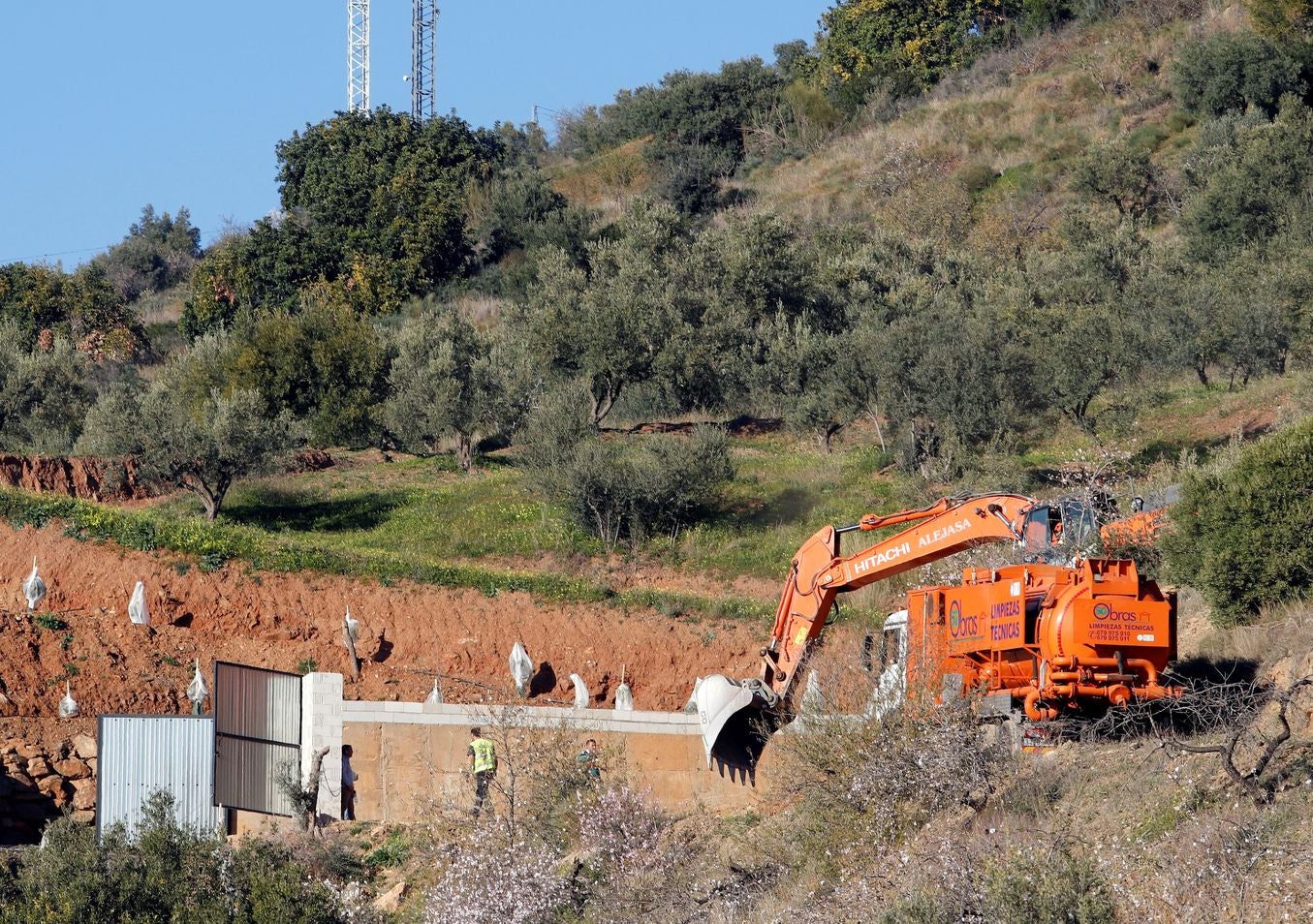 Bomberos y servicios de emergencia siguen tratando de rescatar al niño atrapado en un pozo en la localidad malagueña de Totalán.