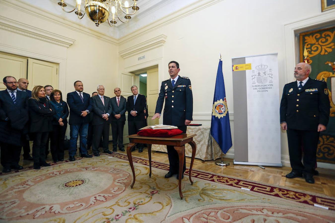 Fotos: El comisario jefe provincial de la Policía Nacional de León toma posesión de su cargo