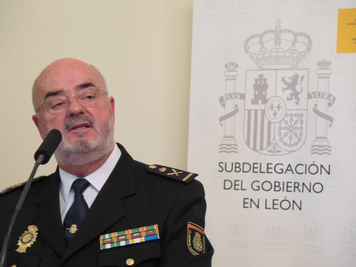 Fotos: El comisario jefe provincial de la Policía Nacional de León toma posesión de su cargo