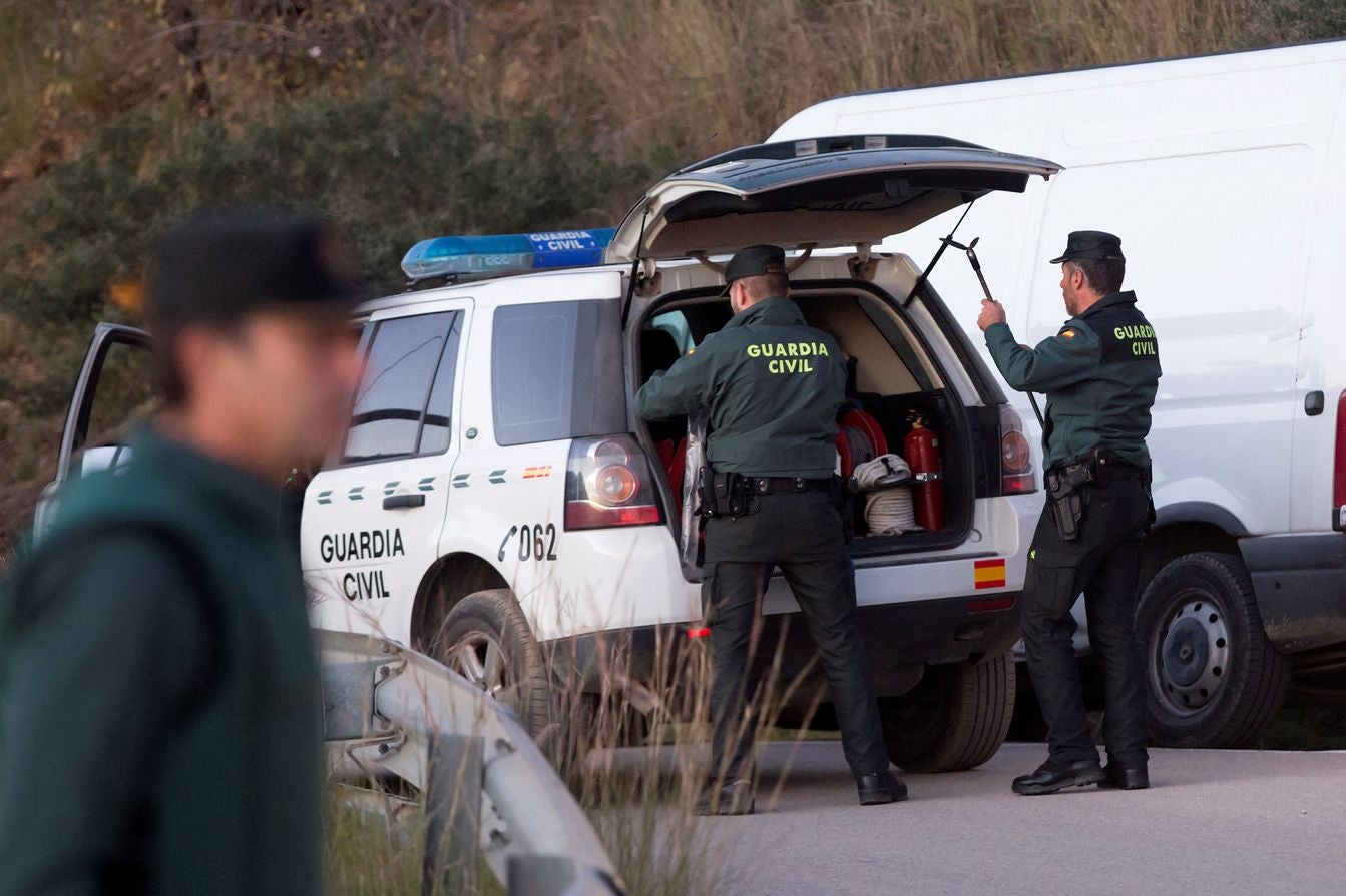 Bomberos y servicios de emergencia siguen tratando de rescatar al niño atrapado en un pozo en la localidad malagueña de Totalán.