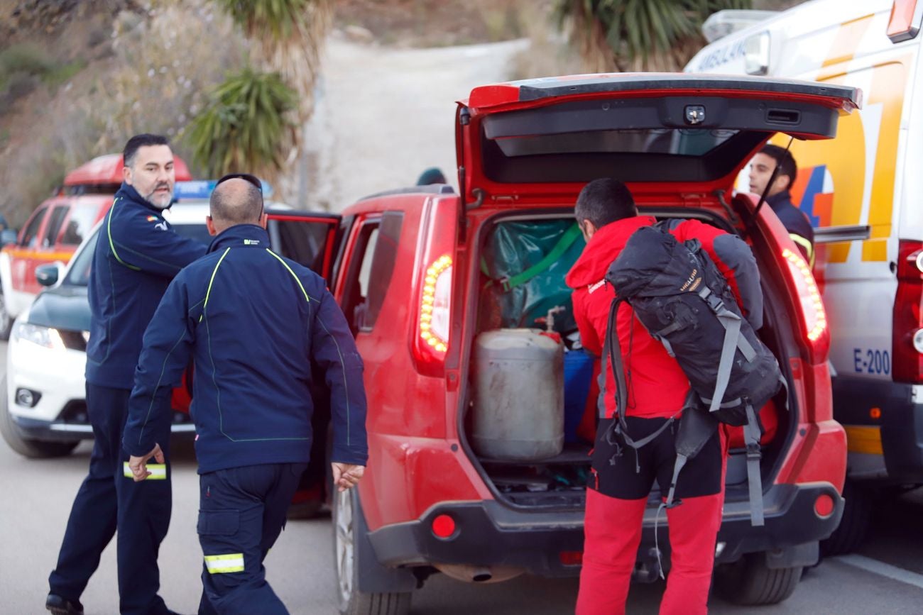 Bomberos y servicios de emergencia siguen tratando de rescatar al niño atrapado en un pozo en la localidad malagueña de Totalán.