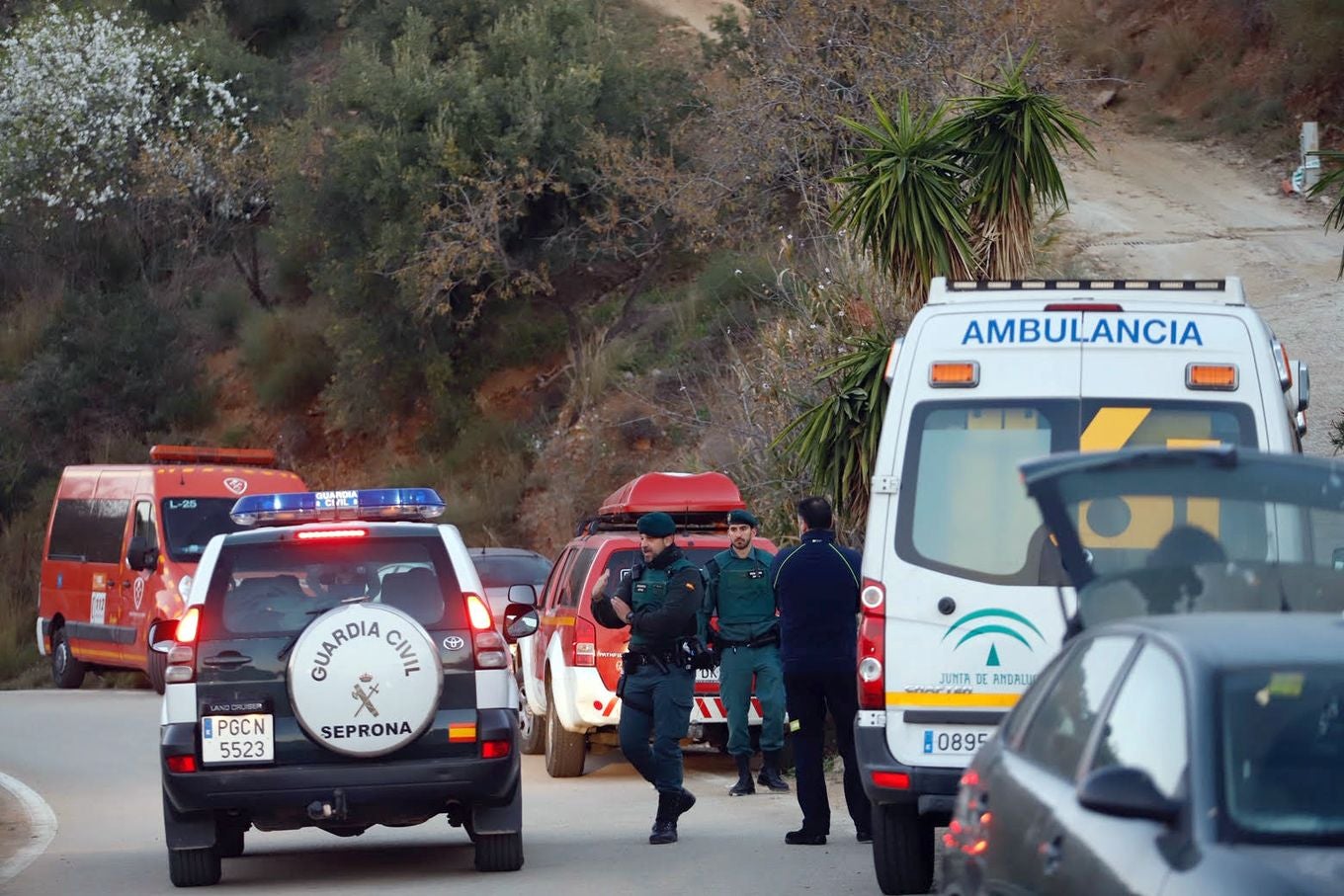 Bomberos y servicios de emergencia siguen tratando de rescatar al niño atrapado en un pozo en la localidad malagueña de Totalán.