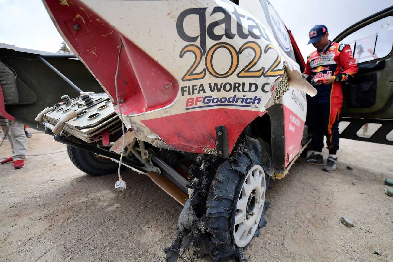 El estadounidense Ricky Brabec (Honda), líder del rally Dakar en motos, se quedó este martes fuera de carrera al romperse el motor de su moto durante la octava etapa, cuando intentaba defender la primera posición que tenía en la clasificación general.