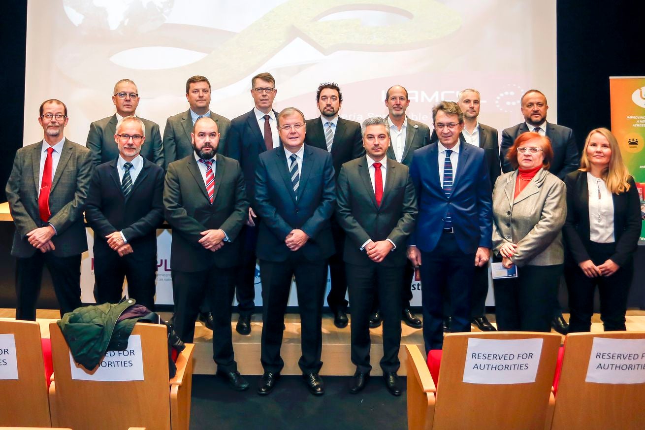 El alcalde de León, Antonio SIlván; el presidente de la DIputación, Juan Martínez Majo y el director general de Energía y Minas de la Junta, Ricardo González Mantero, entre otras autoridades, asisten a la jornada 'Gobernanza y políticas en las regiones europeas de los sectores minero y metalúrgico', organizada por la Fundación Icamcyl (Centro Internacional de Materiales Avanzados y Materias Primas de Castilla y León)