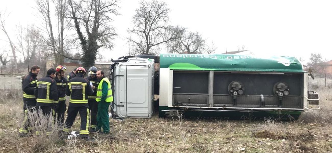 Numerosos accidentes, hasta una decena, han tenido lugar estemiércoles en diferentes puntos de la provincia de León. En la imagen, actuación de Bomberos en el accidente ocurrido en la localidad de Villarroañe