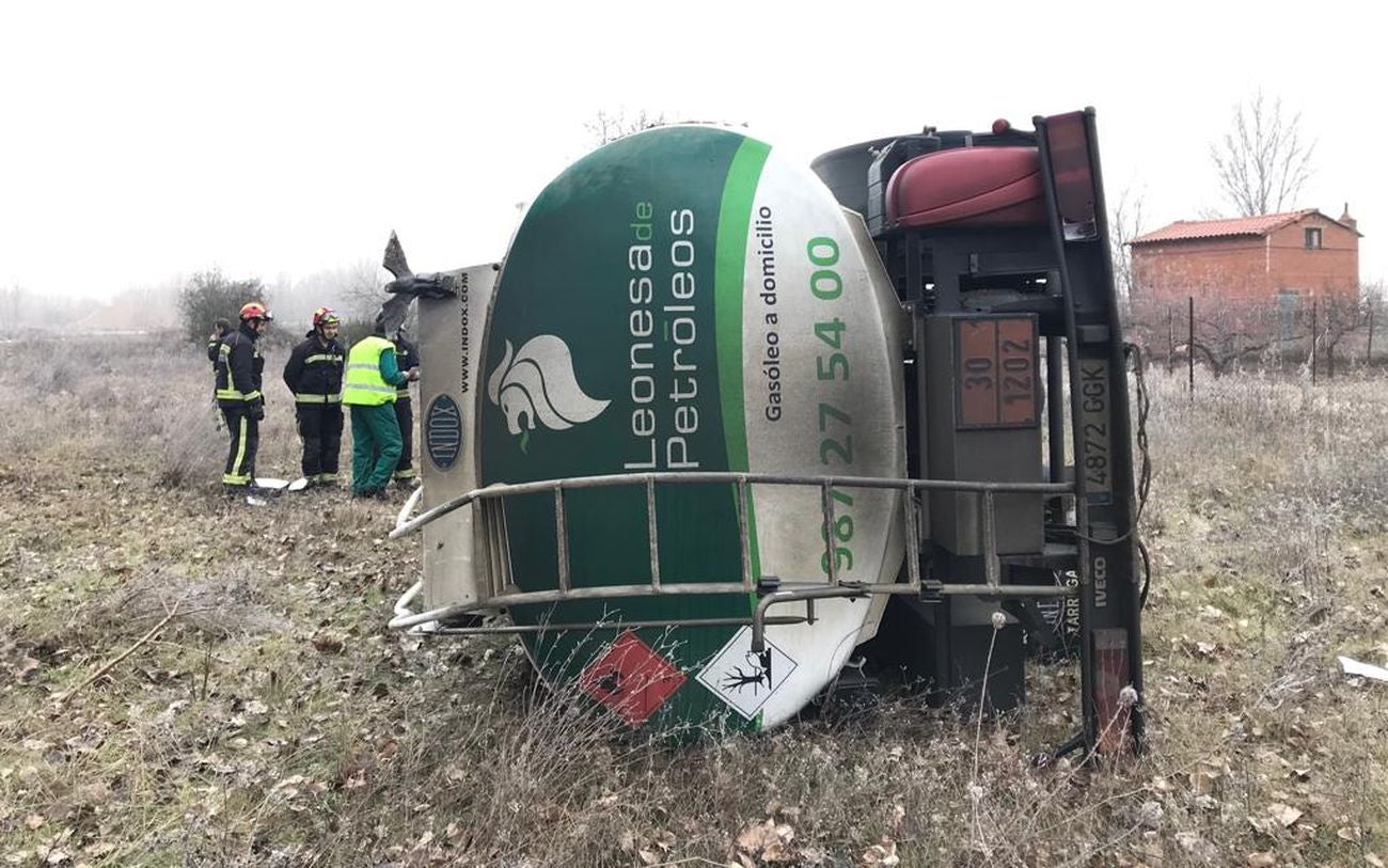 Numerosos accidentes, hasta una decena, han tenido lugar estemiércoles en diferentes puntos de la provincia de León. En la imagen, actuación de Bomberos en el accidente ocurrido en la localidad de Villarroañe