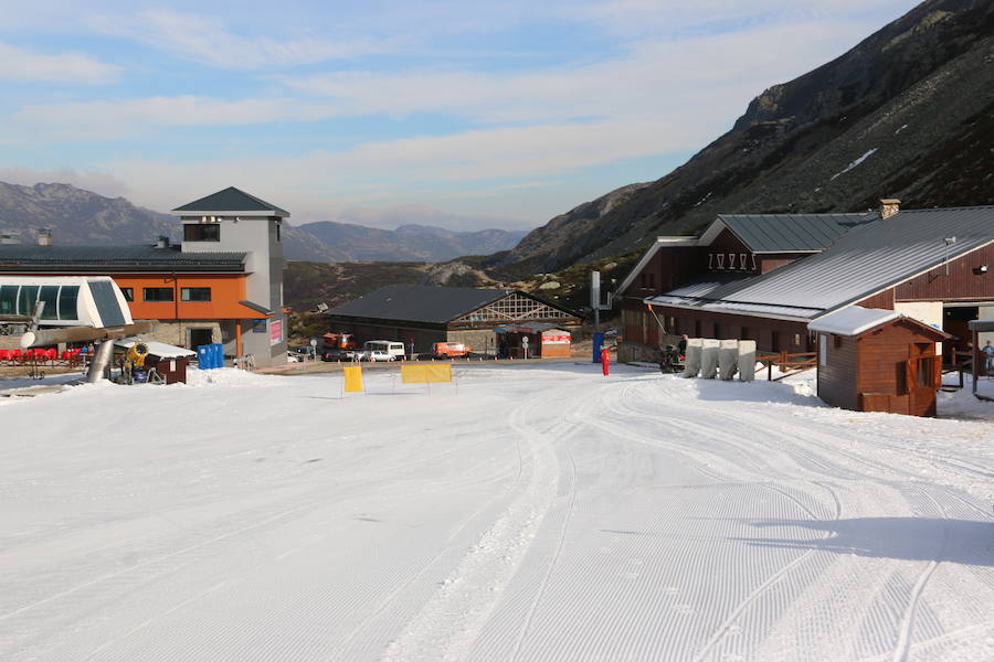 La estación ha comenzado, este miércoles, su temporada de esquí, con medio centenar de visitantes, tras mucho esfuerzo y con la ayuda de los cañones de nieve artificial 