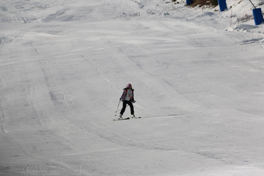 La estación ha comenzado, este miércoles, su temporada de esquí, con medio centenar de visitantes, tras mucho esfuerzo y con la ayuda de los cañones de nieve artificial 