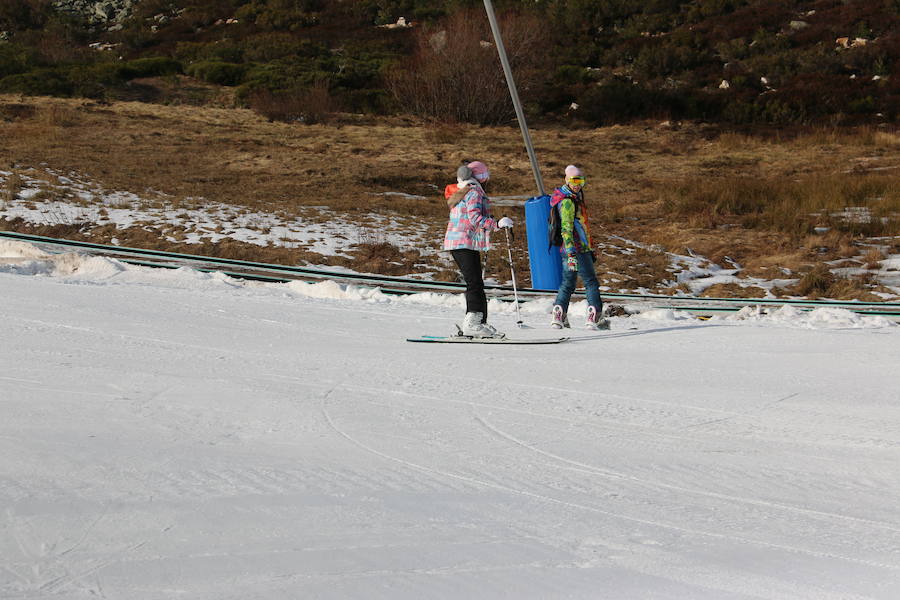 La estación ha comenzado, este miércoles, su temporada de esquí, con medio centenar de visitantes, tras mucho esfuerzo y con la ayuda de los cañones de nieve artificial 