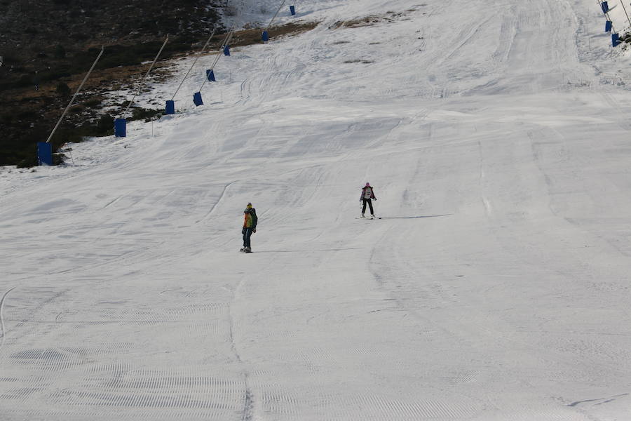 La estación ha comenzado, este miércoles, su temporada de esquí, con medio centenar de visitantes, tras mucho esfuerzo y con la ayuda de los cañones de nieve artificial 