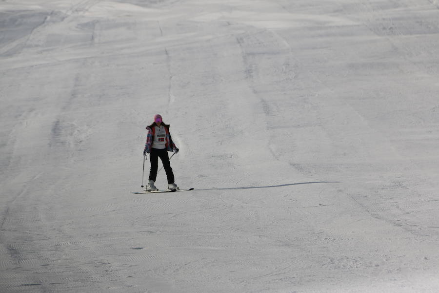 La estación ha comenzado, este miércoles, su temporada de esquí, con medio centenar de visitantes, tras mucho esfuerzo y con la ayuda de los cañones de nieve artificial 