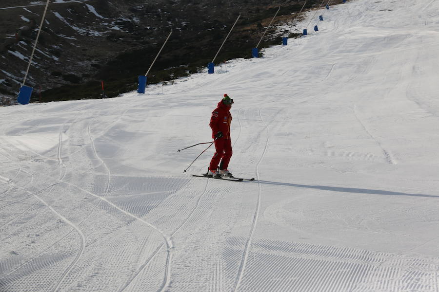 La estación ha comenzado, este miércoles, su temporada de esquí, con medio centenar de visitantes, tras mucho esfuerzo y con la ayuda de los cañones de nieve artificial 