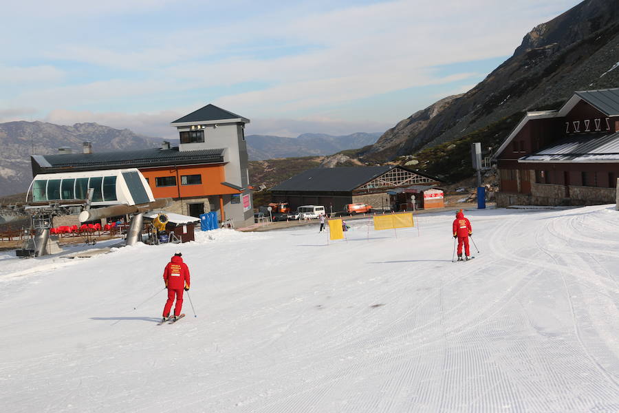 La estación ha comenzado, este miércoles, su temporada de esquí, con medio centenar de visitantes, tras mucho esfuerzo y con la ayuda de los cañones de nieve artificial 