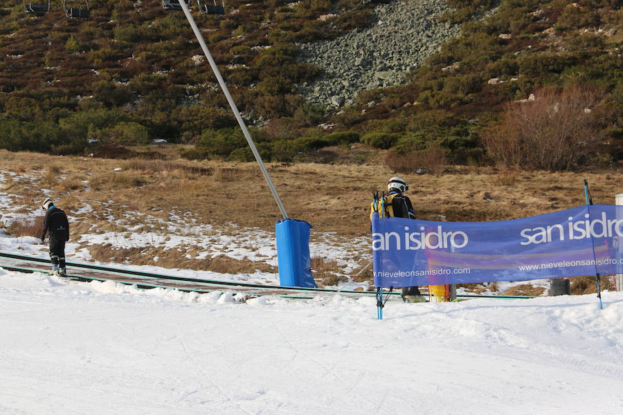 La estación ha comenzado, este miércoles, su temporada de esquí, con medio centenar de visitantes, tras mucho esfuerzo y con la ayuda de los cañones de nieve artificial 