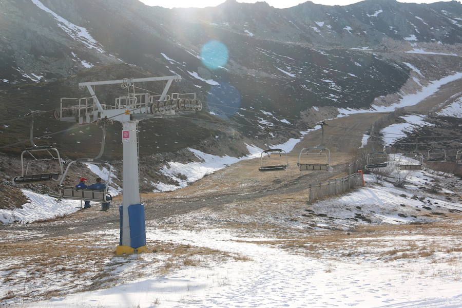 La estación ha comenzado, este miércoles, su temporada de esquí, con medio centenar de visitantes, tras mucho esfuerzo y con la ayuda de los cañones de nieve artificial 