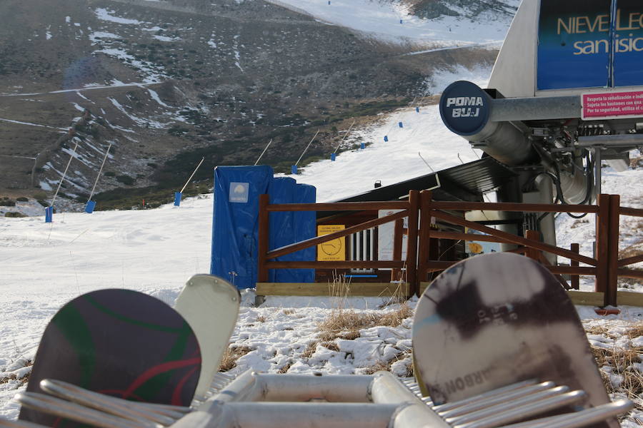 La estación ha comenzado, este miércoles, su temporada de esquí, con medio centenar de visitantes, tras mucho esfuerzo y con la ayuda de los cañones de nieve artificial 