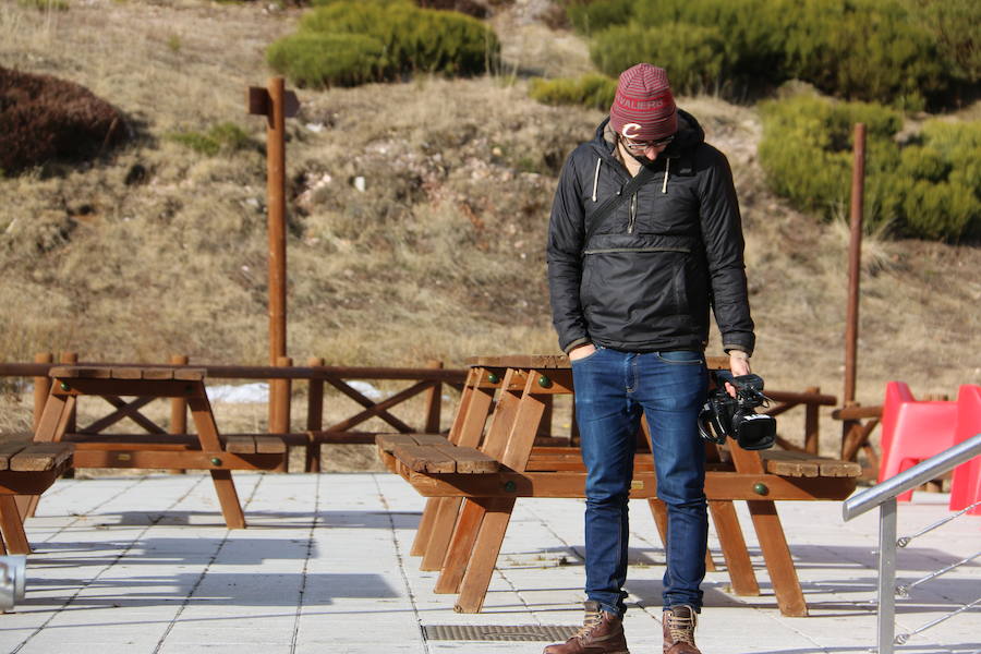 La estación ha comenzado, este miércoles, su temporada de esquí, con medio centenar de visitantes, tras mucho esfuerzo y con la ayuda de los cañones de nieve artificial 