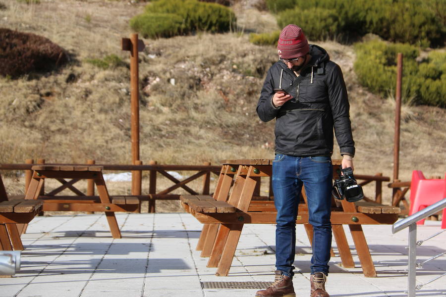 La estación ha comenzado, este miércoles, su temporada de esquí, con medio centenar de visitantes, tras mucho esfuerzo y con la ayuda de los cañones de nieve artificial 