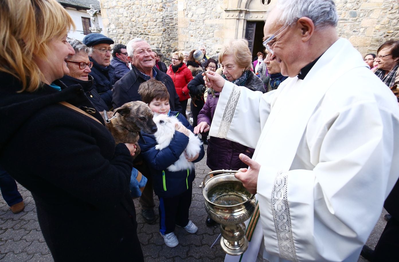 Tradicional bendición de animales por la festividad de San Antón en Cacabelos