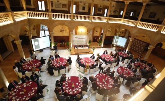 Aspecto del salón principal del Casino de Salamanca durante la presentación del informe.